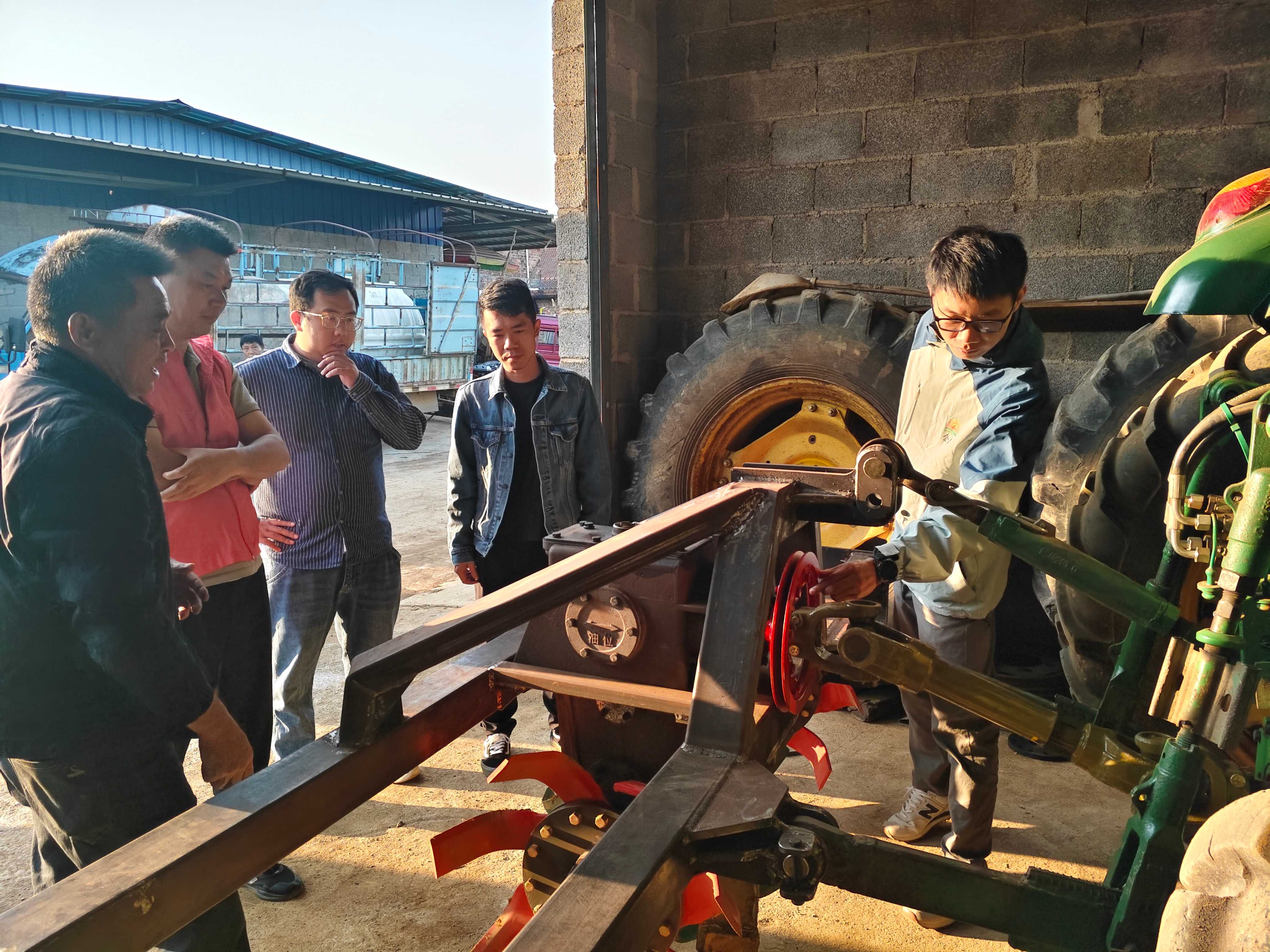 匠心在民间 生产有动力——双甲党支部走进职工农机改造车间开展主题党日活动